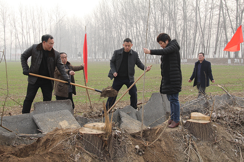 博農(nóng)集團領(lǐng)導(dǎo)、基層黨政負責(zé)人等同志積極參加植樹活動